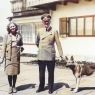 Hitler i Blondi i Eva Braun amb un dels seus dos gossos el 14 de juny de 1942