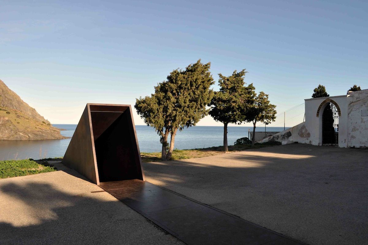 Memorial 'Passatges' en record de Walter Benjamin situat a l'entrada del cementiri on està enterrat el filòsof alemany, a Portbou