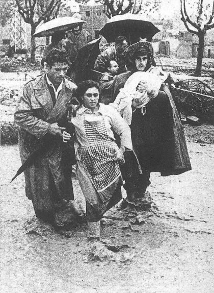 Una família afectada per les pluges al barri de Sant Llorenç, a Terrassa. La imatge es va publicar en la portada de 'La Vanguardia' del 6 de novembre del 1962 Una família afectada per les pluges al barri de Sant Llorenç, a Terrassa. La imatge es va publicar en la portada de 'La Vanguardia' del 6 de novembre del 1962