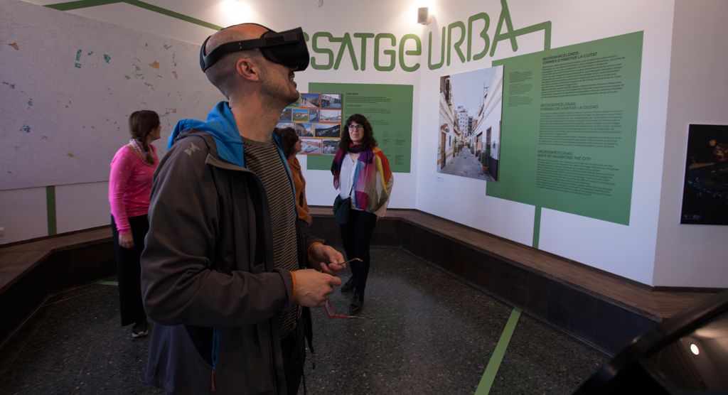 La mostra 'Les cares de Barcelona' incorpora un nou espai que utilitza la realitat virtual per mostrar els canvis que es produeixen a la ciutat
