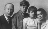 Lina Llubera amb el seu marit Serguei Prokófiev i els seus dos fills, Oleg i Sviatoslav