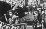 Fotografia del 1927 de guerrers daiaks de Longnawan (Borneo) en què es veuen alguns caps penjant Fotografia del 1927 de guerrers daiaks de Longnawan (Borneo) en què es veuen alguns caps penjant