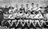 Planter del River Plate, campió de la Primera Divisió Argentina el 1947. Di Stéfano és el quart d'esquerra a dreta de la primera filera Planter del River Plate, campió de la Primera Divisió Argentina el 1947. Di Stéfano és el quart d'esquerra a dreta de la primera filera