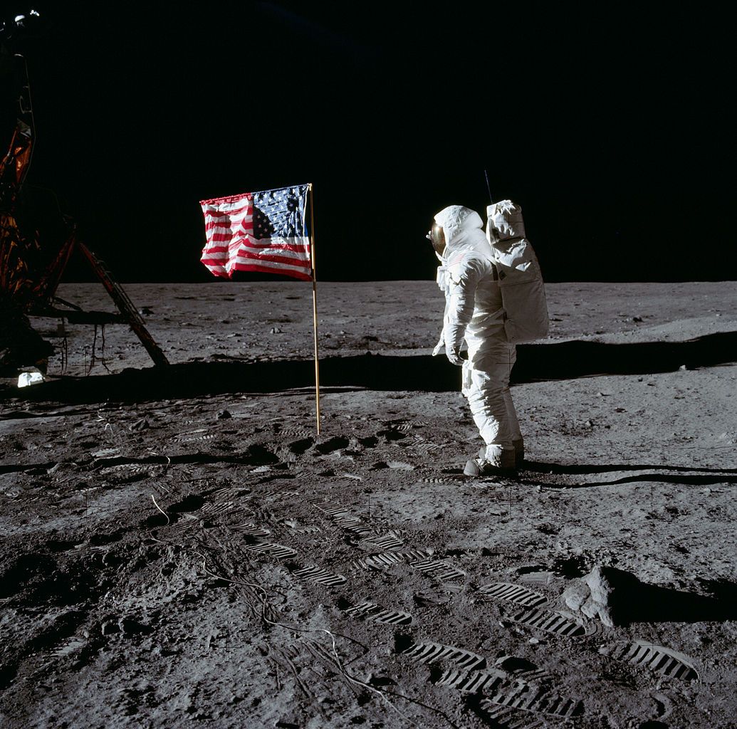 Buzz Aldrin mirant la bandera dels Estats Units a la Lluna