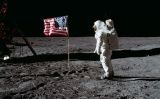Buzz Aldrin mirant la bandera dels Estats Units a la Lluna