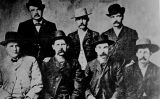 La Comissió de Pau de Dodge City, el juny de 1883. D'esquerra a dreta, W.H. Harris, Luke Short, Bat Materson (drets) i Charlie Bassett, Wyatt Earp, Frank McLain i Neal Brown (asseguts) La Comissió de Pau de Dodge City, el juny de 1883. D'esquerra a dreta, W.H. Harris, Luke Short, Bat Materson (drets) i Charlie Bassett, Wyatt Earp, Frank McLain i Neal Brown (asseguts)