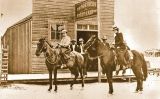 Imatge del 1902 del Northern Saloon de Wyatt Earp a Tonopah (Nevada). Es creu que la dona de l'esquerra és Josephine Earp