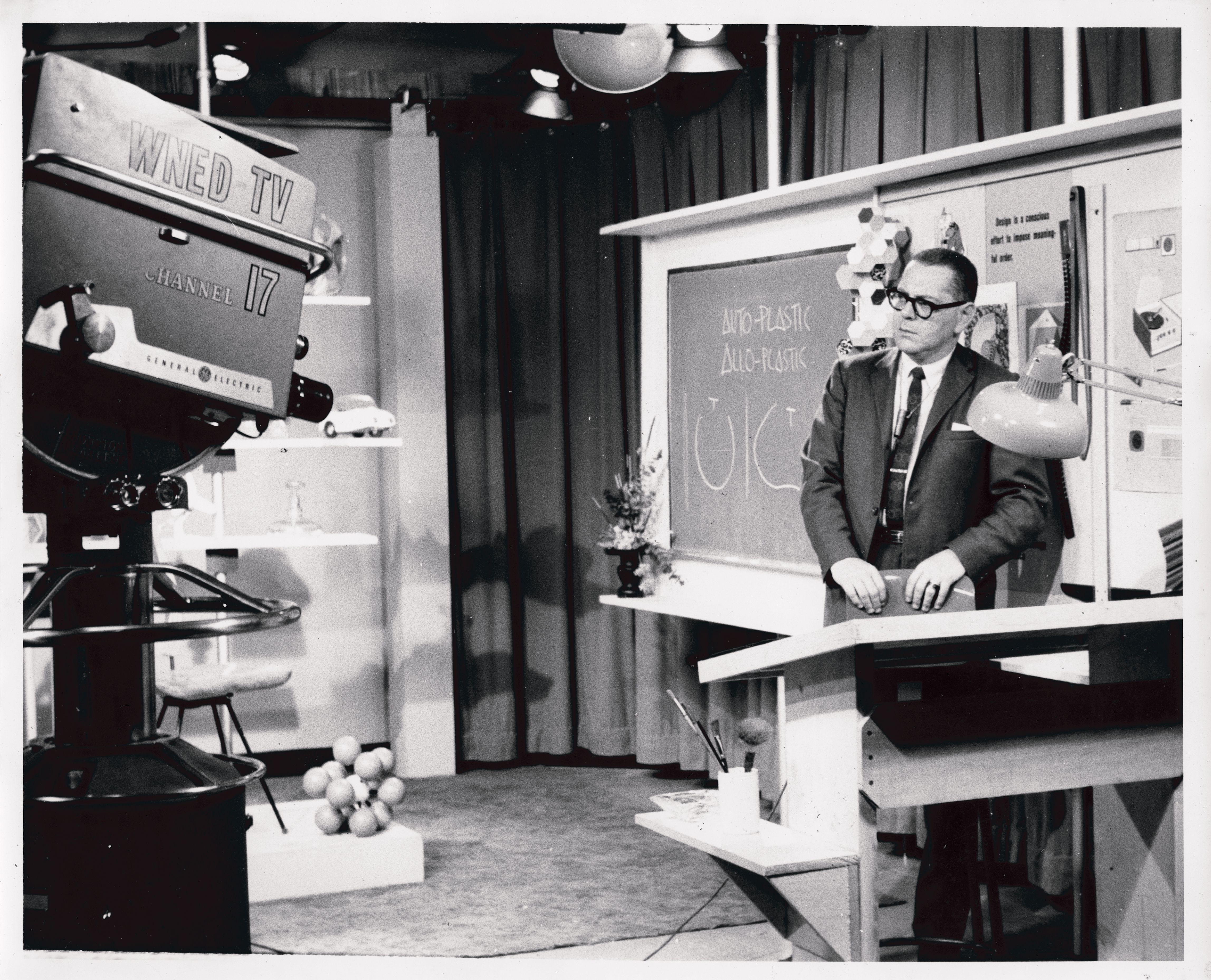 Victor Papanek filmant el programa 'Design dimensions' del canal 17 de la cadena de televisió WNED, a Buffalo, Nova York (1961-1963)