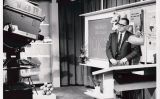 Victor Papanek filmant el programa 'Design dimensions' del canal 17 de la cadena de televisió WNED, a Buffalo, Nova York (1961-1963) Victor Papanek filmant el programa 'Design dimensions' del canal 17 de la cadena de televisió WNED, a Buffalo, Nova York (1961-1963)
