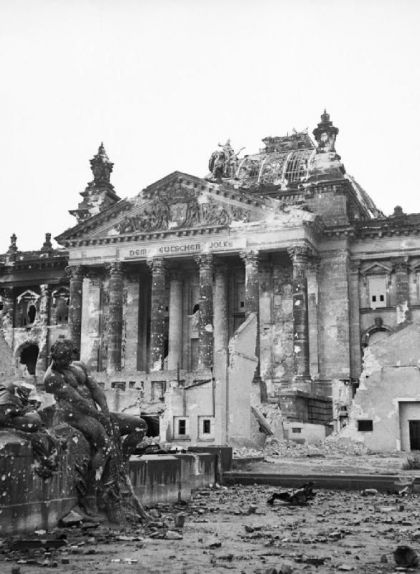 El Reichstag després de ser bombardejat i capturat pels soviètics el 1945 El Reichstag després de ser bombardejat i capturat pels soviètics el 1945