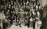 L'alcalde Enric Canturri assegut al mig, envoltat de polítics i simpatitzants d’esquerrres en un acte a la Seu d’Urgell, entre 1931 i 1932