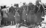 Presoners del camp de concentració de Ravensbrück l'abril del 1945. La marca de la jaqueta indica que han estat seleccionades per ser transportades en autobusos de la Creu Roja Suïssa