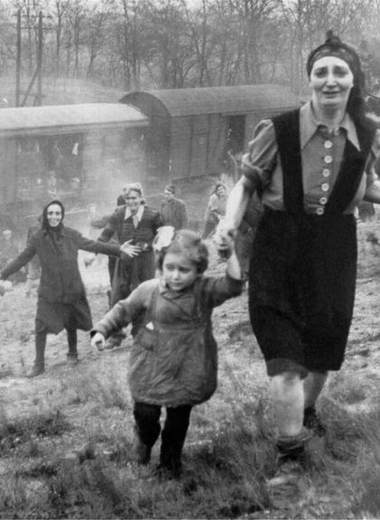 Presoners d'un tren provinent del camp de concentració del camp de Bergen-Belsen alliberats per soldats americans el 13 d'abril de 1945 Presoners d'un tren provinent del camp de concentració del camp de Bergen-Belsen alliberats per soldats americans el 13 d'abril de 1945