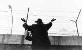 Una dona saluda als seus familiars de Berlín Est des del mur, l'any 1961 Una dona saluda als seus familiars de Berlín Est des del mur, l'any 1961
