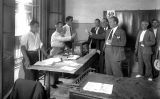 Moment en què el diputat Luís Jiménez emet el seu vot en el plebiscit a favor de l’Estatut de Catalunya, l’agost del 1931 Moment en què el diputat Luís Jiménez emet el seu vot en el plebiscit a favor de l’Estatut de Catalunya, l’agost del 1931