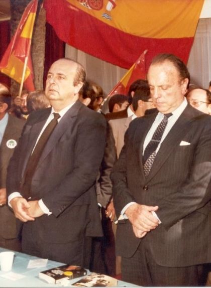 Manuel Fraga i un dels seus vicepresidents, Juan Antonio Montesinos, durant un míting de la Coalició Popular Manuel Fraga i un dels seus vicepresidents, Juan Antonio Montesinos, durant un míting de la Coalició Popular