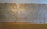 Estela romana de marbre amb el nom complet de Bàrcino (110-130 dC)