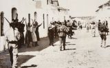 Dones suplicant als soldats rebels per la vida dels seus familiars presoners (Sevilla, 1936) Dones suplicant als soldats rebels per la vida dels seus familiars presoners (Sevilla, 1936)