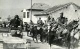 Una unitat de cavalleria feixista entrant a un poble pròxim a Tortosa el 1939 Una unitat de cavalleria feixista entrant a un poble pròxim a Tortosa el 1939