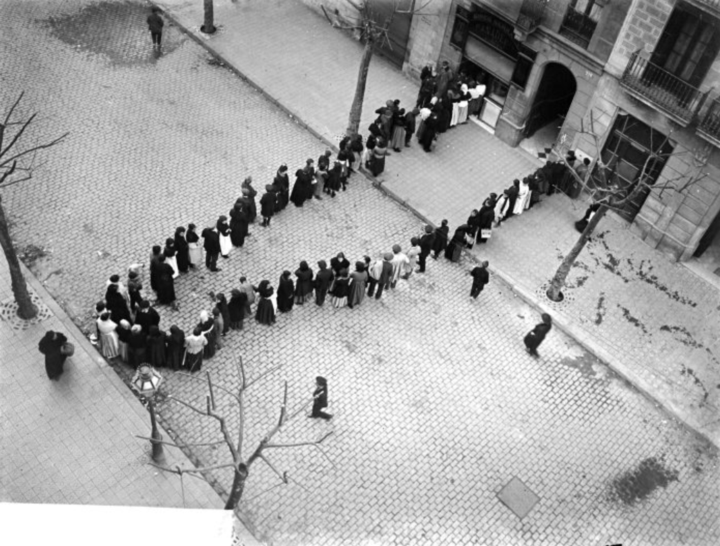Cua davant una fleca de Barcelona amb motiu de la vaga de La Canadenca