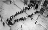 Cua davant una fleca de Barcelona amb motiu de la vaga de La Canadenca Cua davant una fleca de Barcelona amb motiu de la vaga de La Canadenca