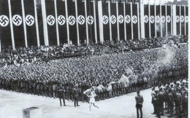 L'arribada de la flama olímpica durant la cerimònia inaugural dels Jocs