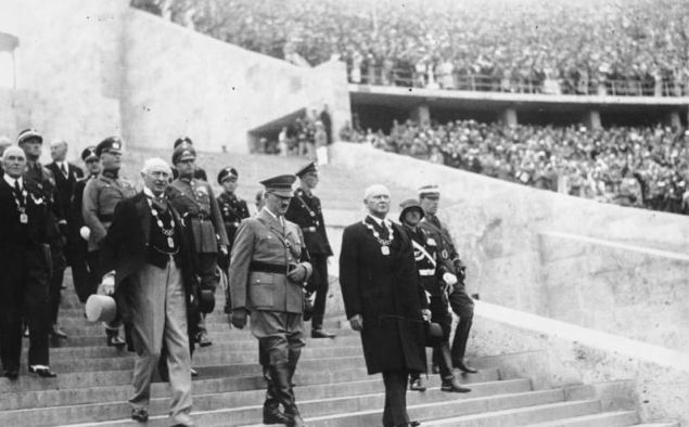 Adolf Hitler, Theodor Lewald (president del Comitè Olímpic Organitzador dels Jocs) i Henri de Baillet-Latour (president del COI) moments abans de la cerimònia d'inauguració