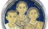 Medalló que podria representar Gal·la Placídia i els seus fills. Tot i que al segle XVIII es va creure que les figures eren les de la filla de Teodosi I i els seus fills, més endavant alguns estudiosos van posar-ho en dubte