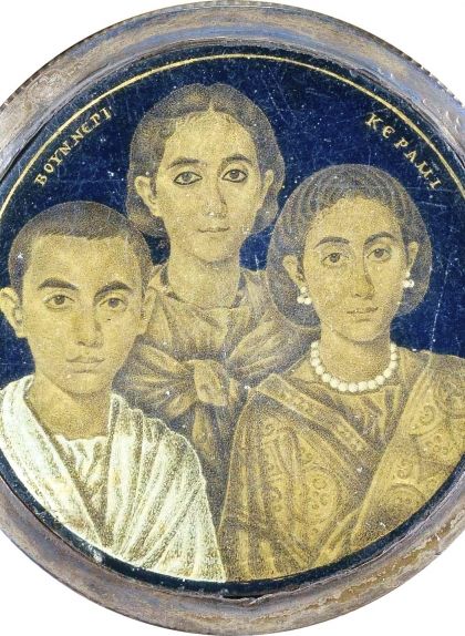 Medalló que podria representar Gal·la Placídia i els seus fills. Tot i que al segle XVIII es va creure que les figures eren les de la filla de Teodosi I i els seus fills, més endavant alguns estudiosos van posar-ho en dubte Medalló que podria representar Gal·la Placídia i els seus fills. Tot i que al segle XVIII es va creure que les figures eren les de la filla de Teodosi I i els seus fills, més endavant alguns estudiosos van posar-ho en dubte
