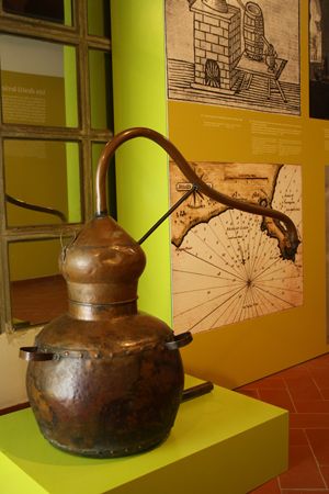 Alambí exposat al Museu de la Fassina Balanyà, tradicionalment emprat per destil·lar el vi tot obtenint aiguardent Alambí exposat al Museu de la Fassina Balanyà, tradicionalment emprat per destil·lar el vi tot obtenint aiguardent