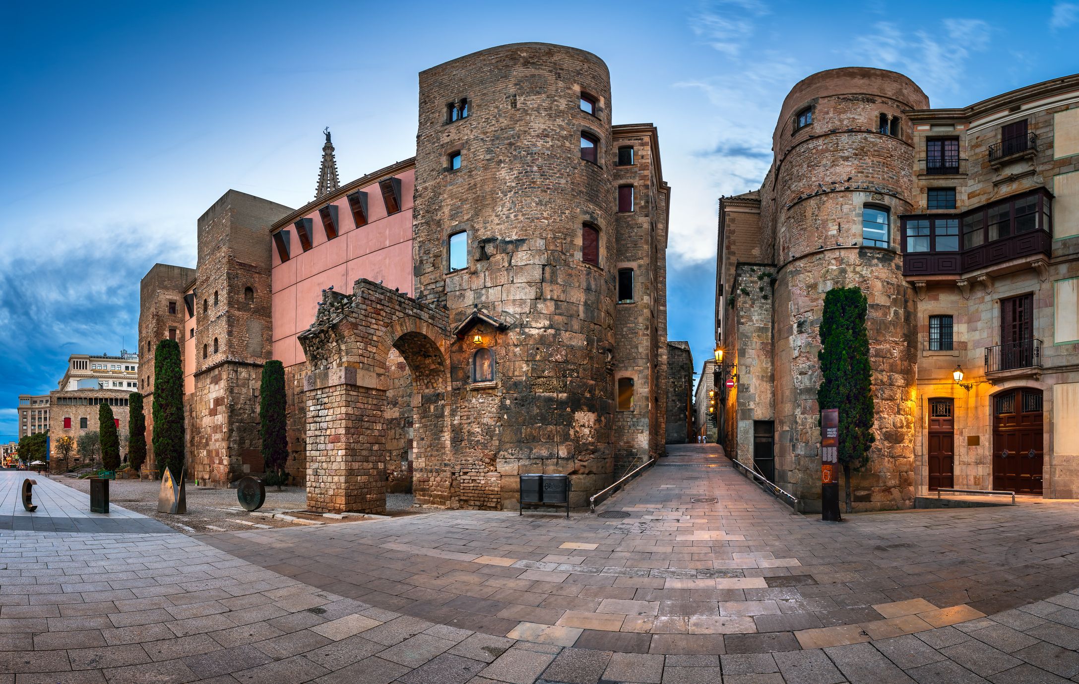 El Portal del Bisbe, l'únic que s'ha conservat dels quatre que s'obrien a la muralla romana de Barcino