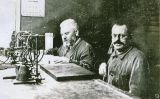 El bisbe Irurita i el seu nebot i secretari, Mossèn Marcos Goñi, dins el taller del joier Antoni Tort, la tardor del 1936. Els dos van estar-se amagats a la casa dels Tort del carrer del Call de Barcelona durant quatre mesos