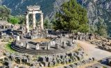 Tolos de Delfos, un dels edificis que formaven part del santuari d'Atenea Pronaia, un conjunt situat a 1,5 quilòmetres de les principals ruïnes de Delfos Tolos de Delfos, un dels edificis que formaven part del santuari d'Atenea Pronaia, un conjunt situat a 1,5 quilòmetres de les principals ruïnes de Delfos