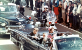 El president Kennedy a Dallas (Texas) minuts abans del seu assassinat