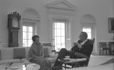 Reunió entre la primera ministra Indira Gandhi i el president Lyndon B. Johnson al despatx Oval, el 28 de març del 1966 Reunió entre la primera ministra Indira Gandhi i el president Lyndon B. Johnson al despatx Oval, el 28 de març del 1966