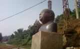 Instal·lació del bust del president Kabila a la ciutat congolesa de Bukavu (2011)