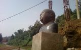 Instal·lació del bust del president Kabila a la ciutat congolesa de Bukavu (2011) Instal·lació del bust del president Kabila a la ciutat congolesa de Bukavu (2011)