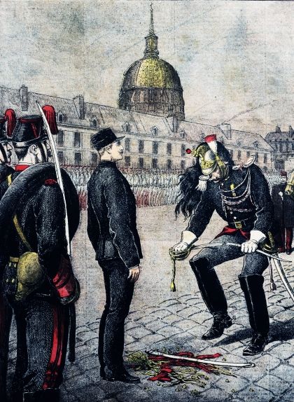 La cerimònia de degradació d'Alfred Dreyfus, al pati de l’Escola Militar de París La cerimònia de degradació d'Alfred Dreyfus, al pati de l’Escola Militar de París