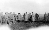 Tropes britàniques i alemanyes es troben en terra de ningú durant la treva de Nadal (1914), en plena Primera Guerra Mundial