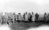 Tropes britàniques i alemanyes es troben en terra de ningú durant la treva de Nadal (1914), en plena Primera Guerra Mundial Tropes britàniques i alemanyes es troben en terra de ningú durant la treva de Nadal (1914), en plena Primera Guerra Mundial