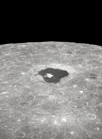El cràter lunar Tsiolkovski, en honor del pare de la cosmonàutica