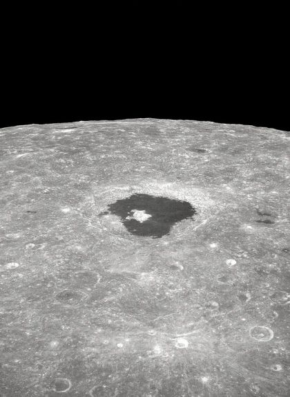 El cràter lunar Tsiolkovski, en honor del pare de la cosmonàutica El cràter lunar Tsiolkovski, en honor del pare de la cosmonàutica