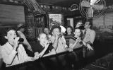 Bevent cervesa a un bar de Louisiana (Estats Units) el setembre de 1938 Bevent cervesa a un bar de Louisiana (Estats Units) el setembre de 1938