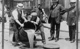 El comissionat de la policia de Nova York, John A. Leach (a la dreta), mira com uns agents tiren alcohol a les clavegueres durant una batuda, el 1921