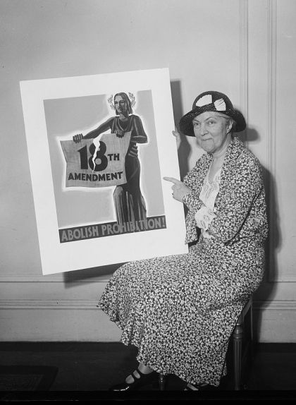 Senyora amb un pòster en què es demana la prohibició de la llei seca, l'any 1931 Senyora amb un pòster en què es demana la prohibició de la llei seca, l'any 1931