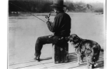 Hooch Hound, un gos entrenat per detectar alcohol olora una ampolla en la butxaca del darrere dels pantalons d'un pescador al riu Potomac, el 23 de febrer de 1922 Hooch Hound, un gos entrenat per detectar alcohol olora una ampolla en la butxaca del darrere dels pantalons d'un pescador al riu Potomac, el 23 de febrer de 1922