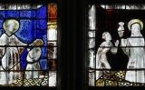 Vitralls de la vida de Sant Vicent Ferrer a la catedral de Notre-Dame, a l'esquerra li està fent un exorcisme a un nen i a la dreta curant a un home d'un tumor