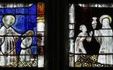 Vitralls de la vida de Sant Vicent Ferrer a la catedral de Notre-Dame, a l'esquerra li està fent un exorcisme a un nen i a la dreta curant a un home d'un tumor Vitralls de la vida de Sant Vicent Ferrer a la catedral de Notre-Dame, a l'esquerra li està fent un exorcisme a un nen i a la dreta curant a un home d'un tumor