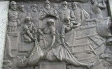 L'enterrament de Francis Drake al mar, un dels quatre gravats de l'estàtua de Tavistock