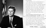 Dues imatges del president Kennedy i les primeres pàgines dels documents inèdits del discurs de guerra a Cuba que mai no va pronunciar